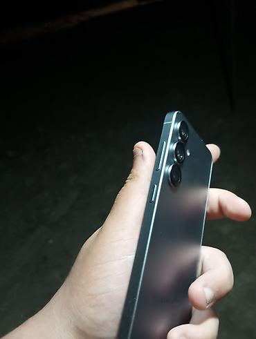 Mobil telefonlar: Smartfon – kompakt gövdə, düz kənarlı metal çərçivə, şüşə ön panel. - — 8