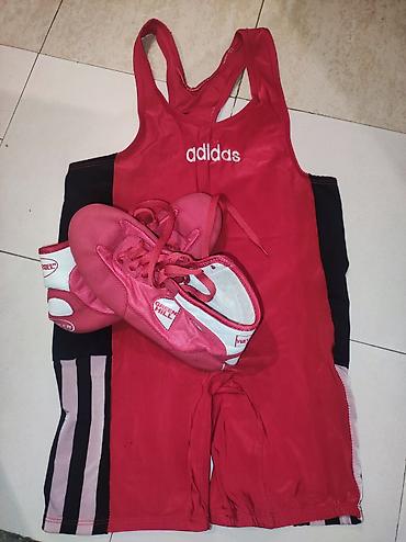 Gül rəngli güləş dəsti - İdman geyimi: Adidas markalı qırmızı rəngdə
