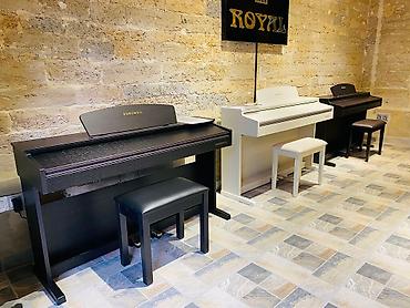 Musiqi alətləri: Koreya istehsali olan dünya şöhrətli kurzweil pianoları. Sevimli — 2