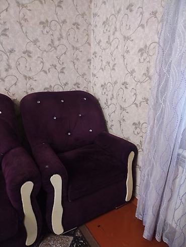 stol stil: Bənövşəyi rəngdə yumşaq dəriyəoxşar/parça üzlü mebel dəsti. Tərkibi: - — 4