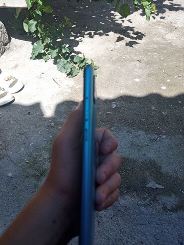 Redmi markalı bu smartfon rahat tutuş təmin edən qabığı ilə təchiz