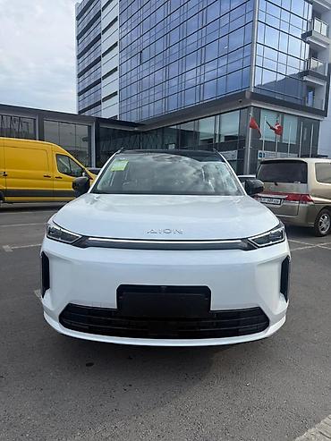 aion 60i: AION i60 — электрический кроссовер белого цвета. Кузов и дизайн: - — 1