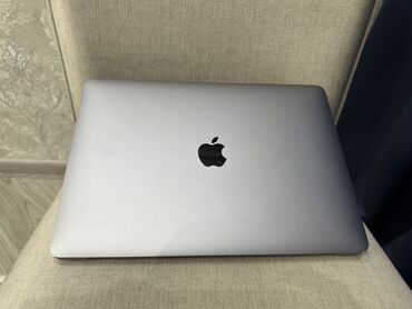 Kompüter və noutbuk aksesuarları: Gümüşü rəngdə 13-inch MacBook Air Apple M1 chio ram 8 gb 256 gb Model