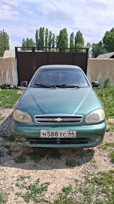 срочно афто: Автомобиль Chevrolet Lanos в зеленом цвете. Модель имеет характерную