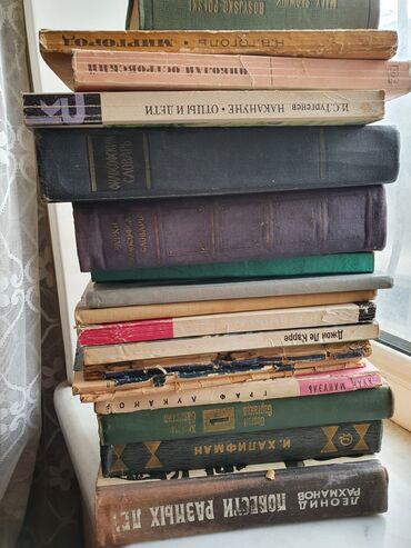 Digər kitablar və jurnallar: Çoxlu sayda kitablar var.Rus dilində povestlər və romanlar.Qiymətlər — 18