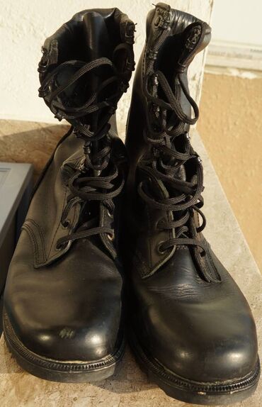 Botinkalar: Hərbi zabit çəkməsi Az işlənmiş hərbi zabit çəkməsi satılır. Ölçüsü — 4