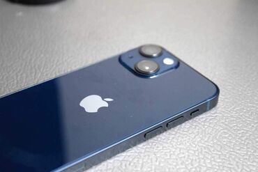 Apple iPhone: IPhone 13, Б/у, 256 ГБ, Midnight, Защитное стекло, Чехол, Кабель, 80 %