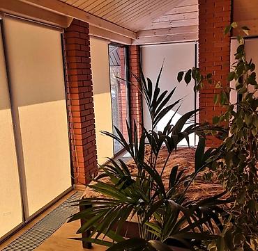 Жалюзи и рольшторы: Рулонные шторы «День/Ночь» и классические роллеты для окон - — 16