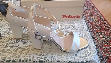 bağlı sandallar: Polaris brendinin qadın sandaleti - Rəng: krem/açıq bej, metalik — 1