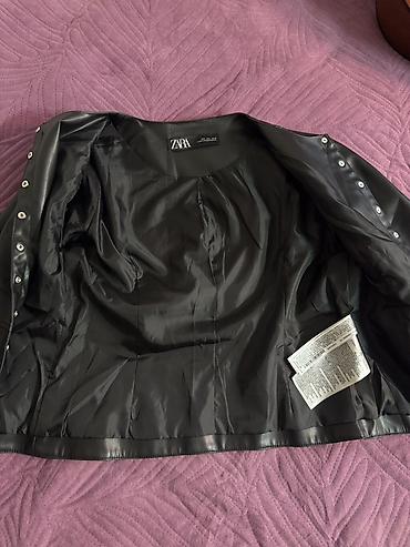 Женская куртка-жакет ZARA (линейка TRF) из экокожи, черный цвет. - at lalafo.kg Женская куртка-жакет ZARA (линейка TRF) из экокожи, черный цвет. -