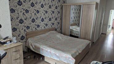 мебельная: Спальный гарнитур, Двуспальная кровать, Шкаф, Комод, цвет - Бежевый, Б/у