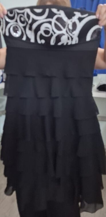 Hicab: Zərif qara strapless don, müxtəlif tədbirlər üçün uyğundur. Üst
