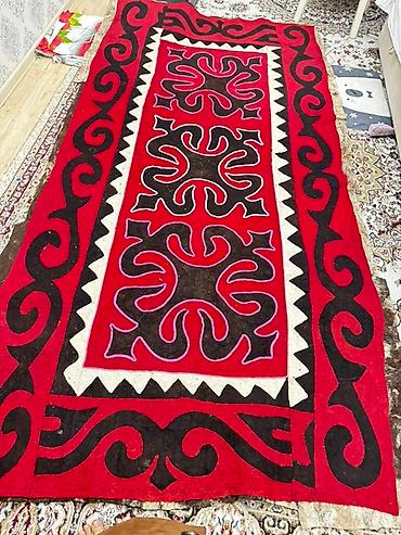 баранья шкура: Традиционный войлочный ковёр (шырдак/ала-кийиз) ручной работы. - — 1