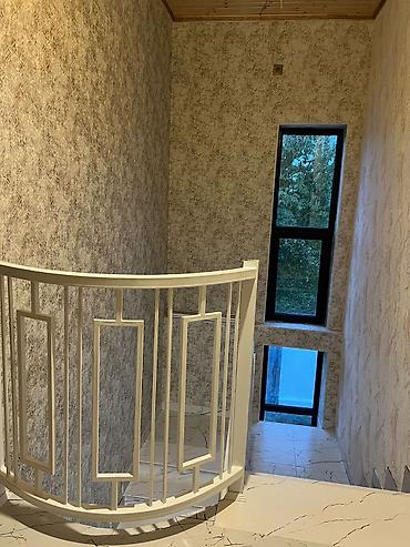 Günlük kirayə evlər: Satılır: iki mərtəbəli fərdi ev Xüsusiyyətlər: - 2 mərtəbə, geniş — 4