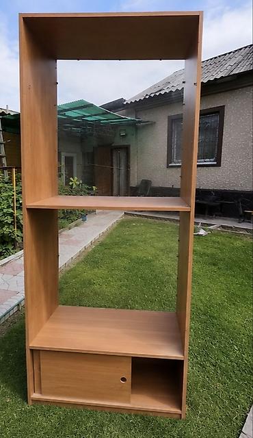 Две Витрины у одной Витрины Стекло верхняя сломанно, а другая Витрина