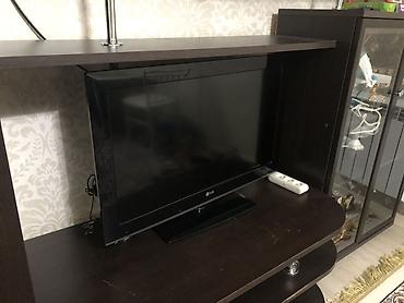 lcd tv: Телевизор LG, диагональ примерно 24–26 дюймов (61–66 см). Плоская — 2