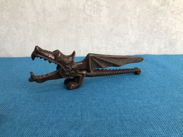 Sikkələr: 2 ci sekil. 10 manat 
3 ci sekil. 25 manat 
4 ci sekil. 30 manat — 13