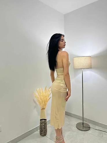 ELEGANTNA ZLATNA HALJINA | Karakteristike ženske odeće Boja Zlatna