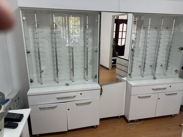 торговое оборудование для магазина одежды: Торговое оборудование для оптики/салона очков - Две стеклянные