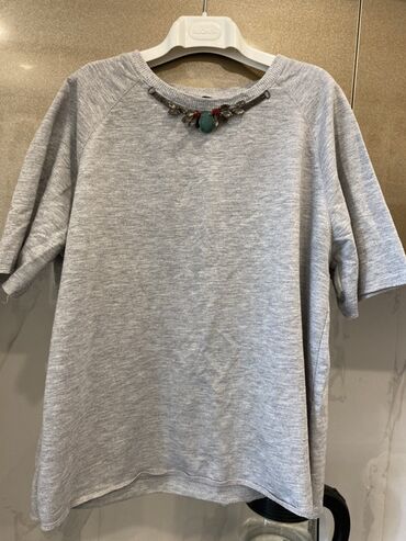 Dəstlər, kostyumlar: Qadın geyimləri 3 azn her biri 1) Açıq boz rəngli qısaqol bluz: - — 1