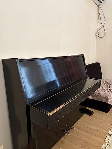 купить пианино бу: Upright pianino – klassik qara rəngli, parlaq lak örtüklü korpus. - — 1