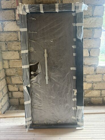 İnformatika: Məhsul: Dəmir giriş qapısı (çərçivə və aksessuarlarla) Təsvir: -