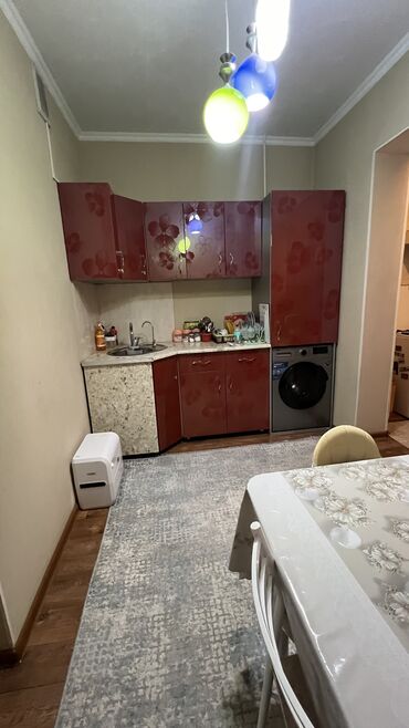 1 комнатная квартира на сутки в оше: 1 бөлмө, 44 кв. м, 106-серия, 8 кабат, Евроремонт