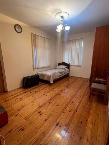 Uzunmüddətli kirayə mənzillər: Geniş və işıqlı otaqlar, taxta döşəmələr və pəncərələrdə jalüz — 4