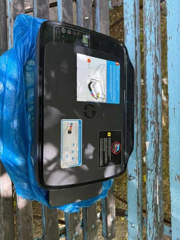 Printerlər: Qara rəngli, HP brendinə məxsus printer. Evdə və ya kiçik ofisdə