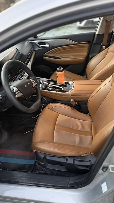 rolls royce phantom: GAIC Aion S (электромобиль) — стильный серебристый седан с современным — 3