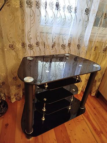 vitrin polka: Qara şüşə TV/stend masası - Material: parlaq qara temperli şüşə — 2