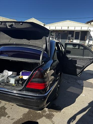 mercedes şəkilləri: Mercedes-Benz C‑Class (W202) sedan – qara rəng. Xüsusiyyətlər: - — 4