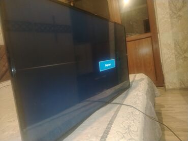 smart tv satilir: Smart xüsusiyyətlərə malik bu qara rəngli televizor, geniş ekranı ilə