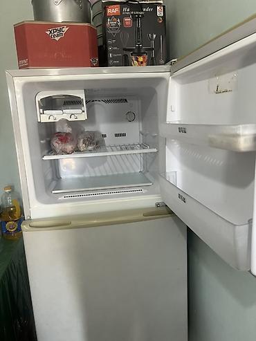 mini refrigerator: Холодильник Samsung, двухкамерный, с верхней морозильной камерой. Чон — 3