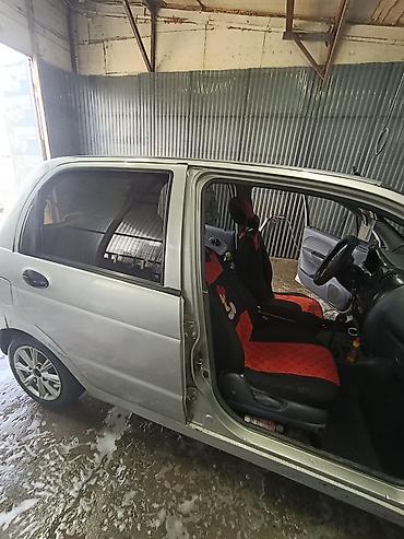 Другие автомобили: Компактный хэтчбек серебристого цвета (5 дверей). Основные — 3