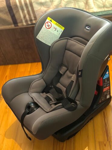 Avtokreslolar: Chicco markalı, boz rəngli uşaq avtomobil oturacağı. Uşağın