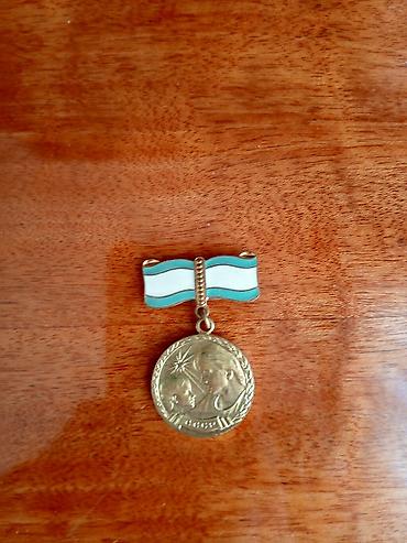 медаль: Medal – ana və uşaq təsvirli, aşağıda “СССР” yazısı olan dairəvi asqı — 1