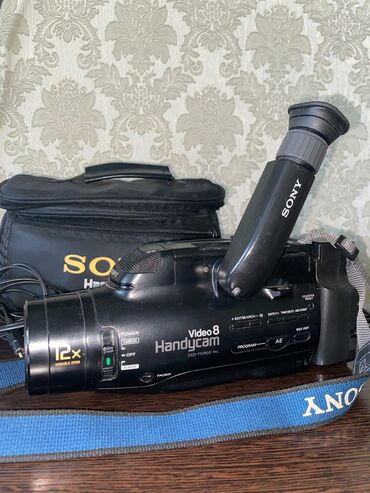 Видеокамеры: Видеокамера фирма sony оригинал касетная в рабочем состоянии
