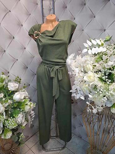 pantalone mango: Elegantni ženski kombinezon sa asimetričnim preklopljenim izrezom i — 1
