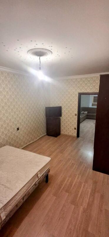 Uzunmüddətli kirayə mənzillər: Ev Əcəmi metrosundan 5 dəqiqəlik məsafədə yerləşir. Ev təmirlidir — 6