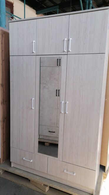 Шифоньеры: Шкаф трёх дверные. высота 2,15 Ширина 1,30 глубина 52 Цена 12500 — 10