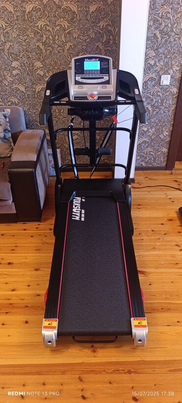 Маски, очки: Evdə istifadə üçün nəzərdə tutulmuş VolksGym K15+ qaçış yolu. Qara