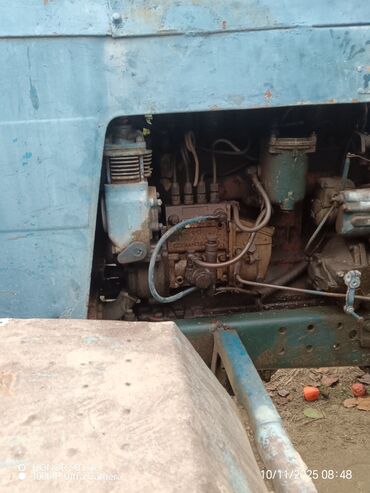 Traktorlar: Mavi rəngli təkərli kənd təsərrüfatı traktoru - Universal kabinəli — 8