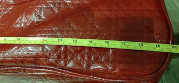 Çamadanlar: Parlaq qırmızı rəngdə, dəbli görünüşlü çantası. Qısa tutacaqları var — 8