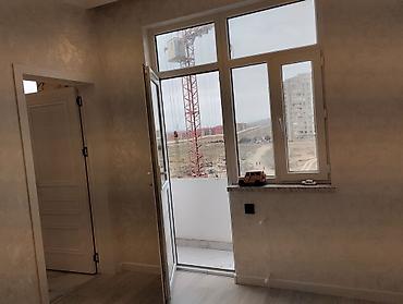 Tavan işləri: Təsvir: - Zövqlə təmir edilmiş, işıqlı mənzil interyeri. Geniş dəhliz — 7