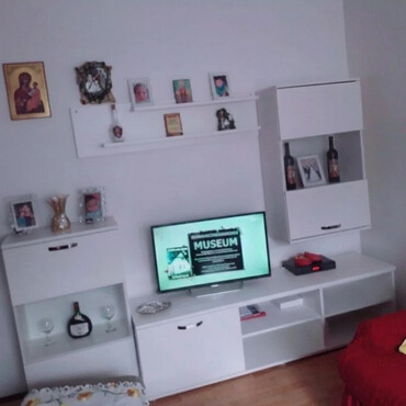 Komode: TV komoda od bele iverice 2.30m duzine. Moguca izrada i dugih — 1