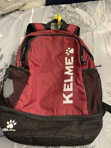 рюкзак для футбола: Спортивный рюкзак Kelme красно-черного цвета с основным отделением на