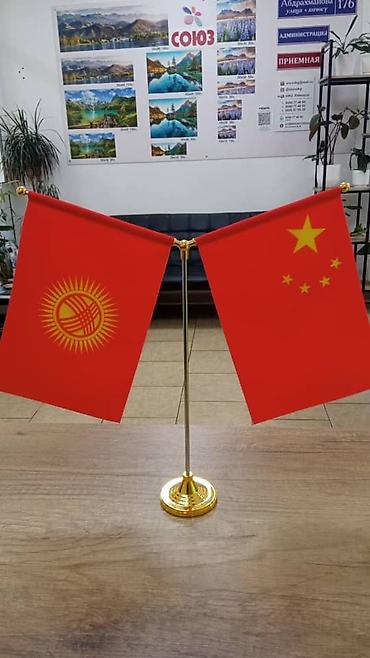 Элегантная настольная подставка для флагов, выполненная в золотистом
