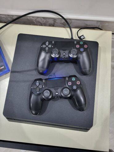 PS4 (Sony Playstation 4): Playstation 4 2 ədəd pult var çox işlədilməyib üzərində 3 ədəd disk