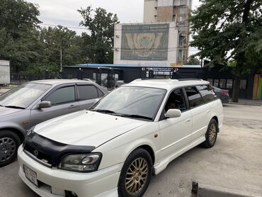 лигаси б4: Subaru Legacy Белый универсал с золотыми дисками и черным защитным